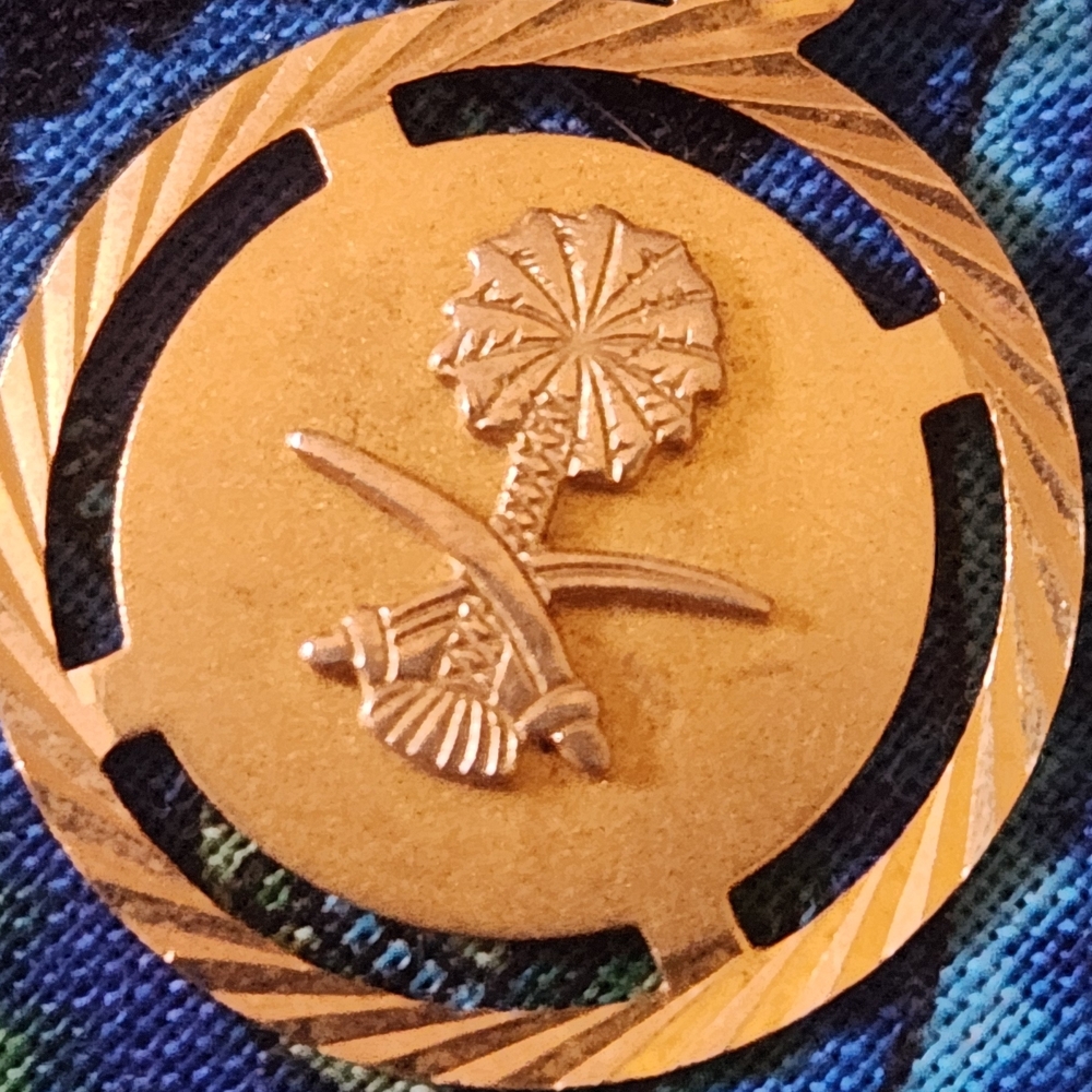 18kt Saudi Crest Palm Trees Swords pendant